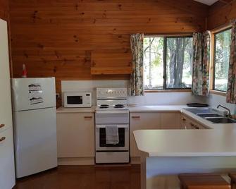 Driftwood Cabin 4 - Family Getaway - Yarrahapinni - Cocina