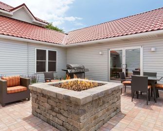 Country Inn & Suites by Radisson, Holland, MI - הולנד - פטיו