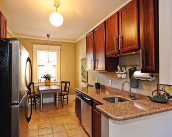 Chic 1 Br Units Near Dilworth - Charlotte - Kitchen