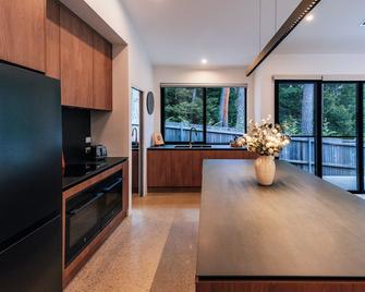 Rustic Pine Escape- Luxury Cabin in the Blue Mountains. Sleeps up to 10 people. - Medlow Bath - Kitchen