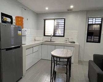 Canlubang Luxury Apartment - Calamba - Cucina