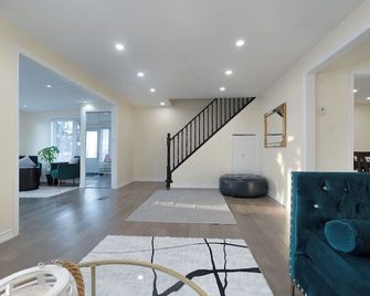 Bright & Spacious 4br Home | Private Backyard | Near Downtown Toronto - Ajax - Lobby