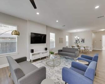 Modern and Spacious High End Home near Downtown - Dallas - Living room