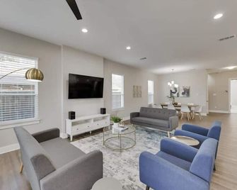 Modern and Spacious High End Home near Downtown - دالاس - غرفة معيشة
