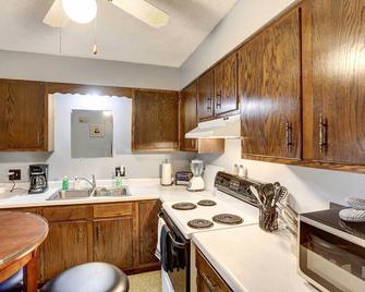 Pierre Vacation Rental - 9 Mi to Oahe Dam! - Pierre - Kitchen