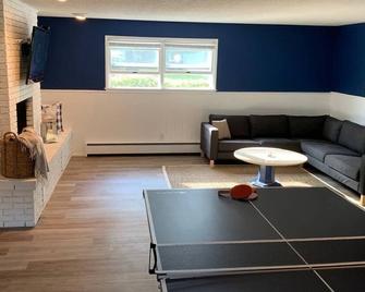 Modern nautical themed home steps from the beach, park, CMA and bars/restaurants - Culver - Sala de estar
