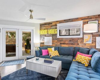 Beach cottage w/private pool & hot tub - Panama City Beach - Living room