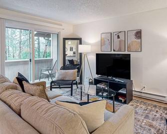 Harborview Haven - Poulsbo - Living room