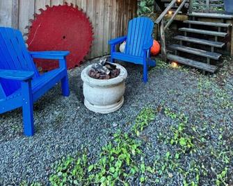 Rustic 1 Bedroom farm style loft with fire pit - Cobble Hill - Patio
