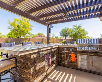 Backyard Oasis with Private Pool & Putting Green! - Surprise - Balcón