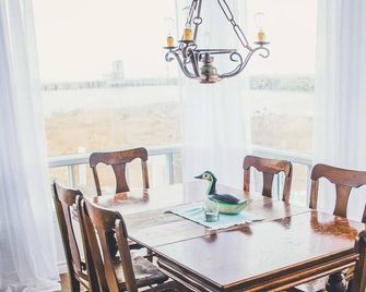 Coastal Charm with River View - La Capitainerie - Trois-Pistoles - Dining room