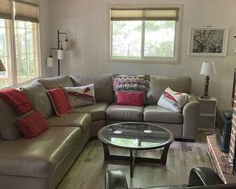 3 bedroom, 2 bathroom chalet; 3 minute walk to pristine beach; dog friendly - Penetanguishene - Living room