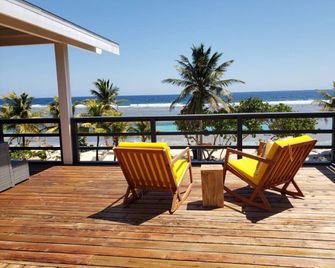 Curacion Beach Resort - Coxen Hole - Parveke