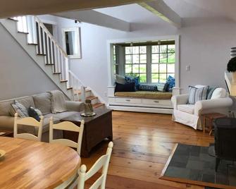 Saltbox Cottage near Cooks Brook Beach - Eastham - Living room