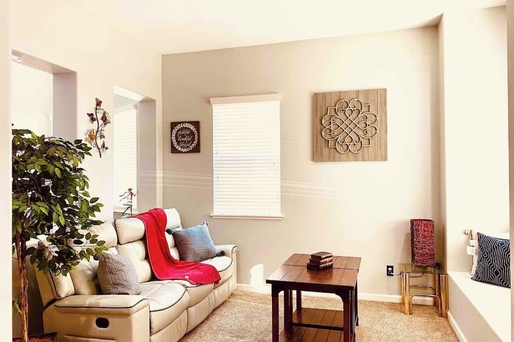Quiet and Civilized Community ，Big RV Parking，Five-star reviews on website air…. - Tracy - Wohnzimmer