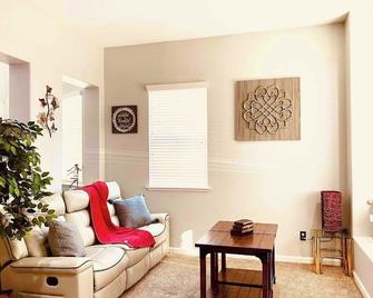 Quiet and Civilized Community ，Big RV Parking，Five-star reviews on website air…. - Tracy - Huiskamer