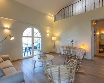 Two Olive Trees - Deluxe Apartments - Patras - Pokój dzienny