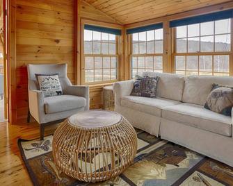 Harmony Hill: Private Pond + 52 Acres of Adventure and Fun! - Canandaigua - Вітальня