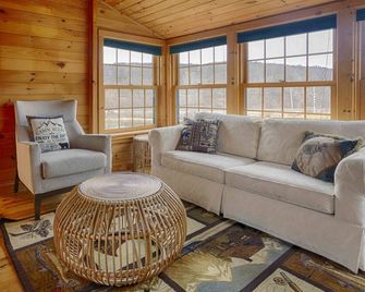 Harmony Hill: Private Pond + 52 Acres of Adventure and Fun! - Canandaigua - Huiskamer