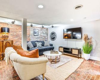 Chic Derby Square Condo in the Heart of Salem! - Salem - Living room