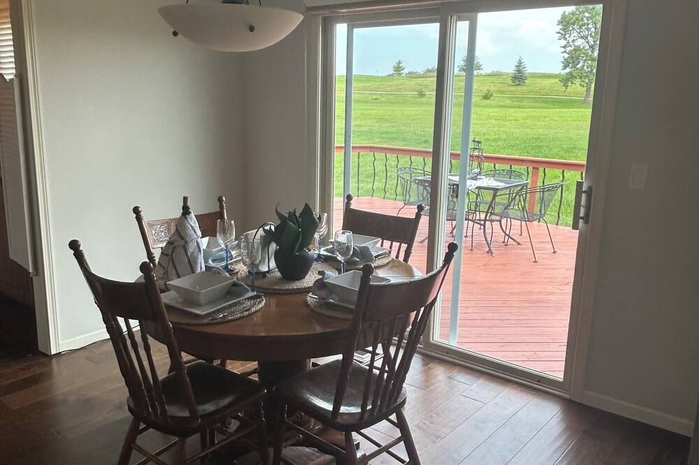 The Getaway on the Green – Spacious Retreat with Golf Course Views - Nebraska City - Jídelna