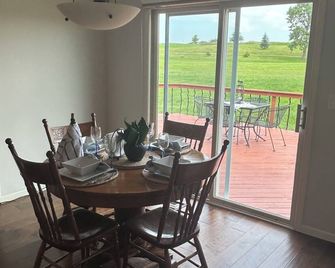The Getaway on the Green – Spacious Retreat with Golf Course Views - Nebraska City - Eetruimte