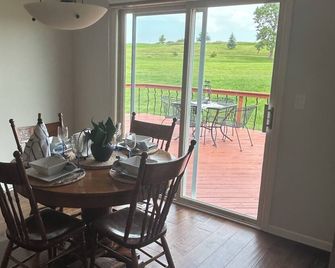 The Getaway on the Green – Spacious Retreat with Golf Course Views - Nebraska City - Jídelna