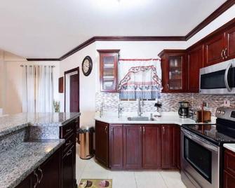Escape At The Oasis- New Kingston Area -24hrs Security, Elevator, Water Heater, Wifi - Kingston - Kitchen