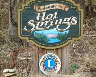 Romantic Cottage~hot Tub~walk To Town~wi-Fi ~pets~ - Hot Springs - Building