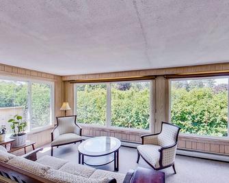 Centrally located home near outdoor activities & town with private W/D - Rutland - Living room