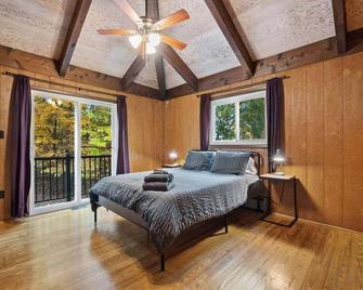 The Oculus - Huge Cabin with a Hot Tub! - Harpers Ferry - Bedroom