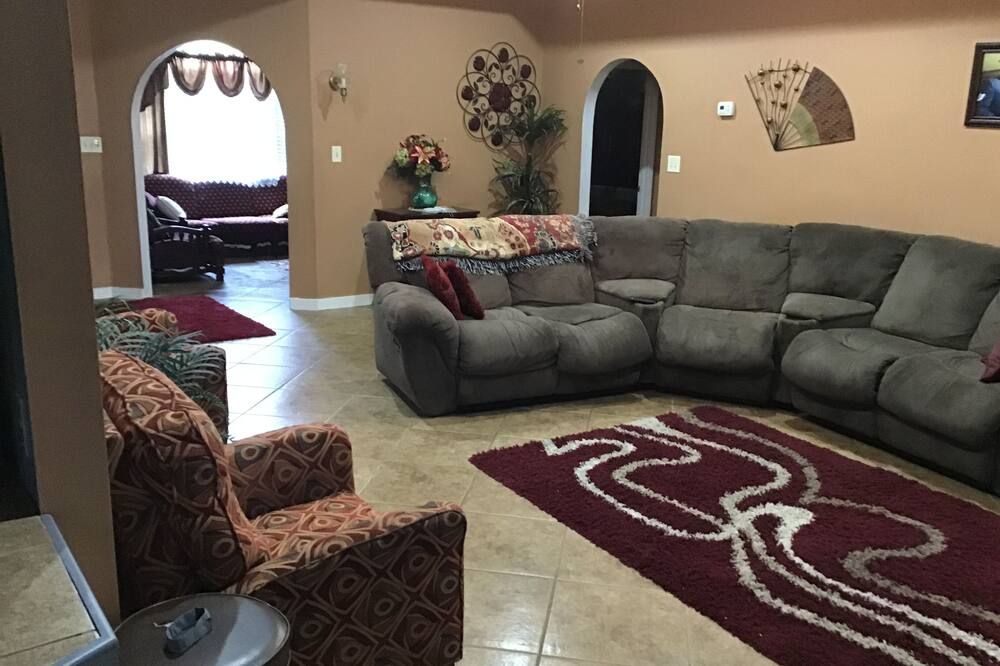 Charming 3-bedroom 2.5 bath house in pleasant Yazoo City with plenty of space - Yazoo City - Living room