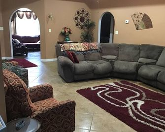 Charming 3-bedroom 2.5 bath house in pleasant Yazoo City with plenty of space - Yazoo City - Huiskamer