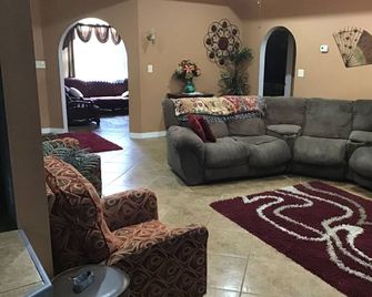 Charming 3-bedroom 2.5 bath house in pleasant Yazoo City with plenty of space - Yazoo City - Living room