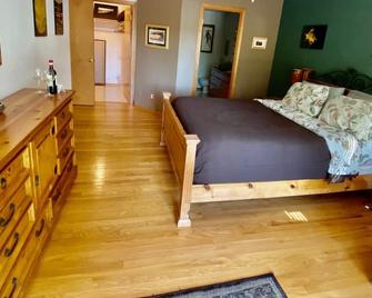 Lake Escape: Hot Tub& Sauna, Dock& Kayaks - Stanwood - Bedroom