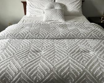 Economy Inn - Alfred - Bedroom