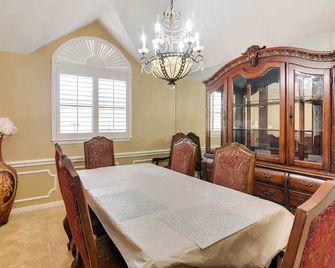 Expansive Texas City Retreat about 16 Mi to Galveston! - Texas City - Dining room