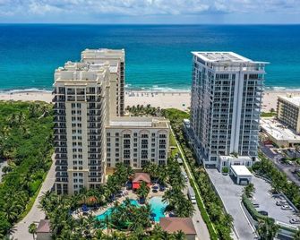 Stunning Oceanfront Resort, enjoy breakfast on your extended balcony - West Palm Beach - Building