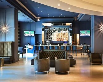 Accessible King Guestroom w/Connecting Door -Outdoor Pool -Close to Graceland! - Memphis - Bar