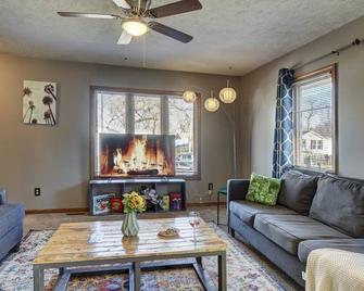 Minutes away by foot to pedestrian bridge - Council Bluffs - Living room