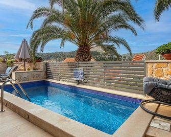 Villa Capitis in the center-Deluxe Apartment with Swimming Pool - Lesina - Piscina