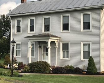 Country Farmhouse - New Columbia - Building
