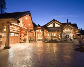 Mt Shasta Majestic Retreat - Luxury Log Home w/Spectacular Mountain & Lake Views - Mount Shasta - Building