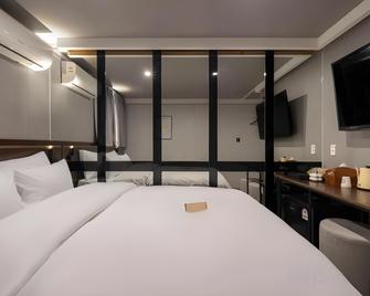 Sinchon Urban Hotel&play - Seoul - Kamar Tidur