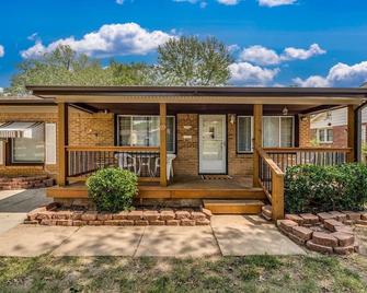 •NEW• cozy & clean Derby Bungalow! - Derby - Edificio