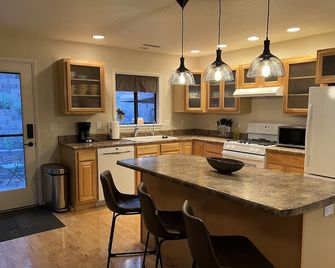 Cozy Cabin National Forest Access Flagstaff, Sedona, Grand Canyon - Flagstaff - Kitchen
