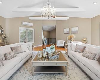 Spacious 4-bedroom house with AC, WiFi in peaceful Cortland - Cortland - Living room