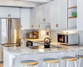 NEW: Steps from White River near Mount Rainier National Park - Greenwater - Kitchen