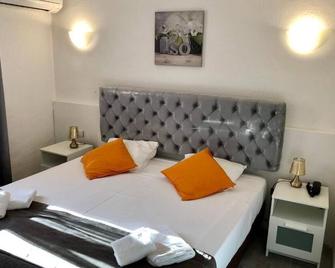 هوتل لو كاستيليه - سانت- ماري-دو-لا-مير - غرفة نوم