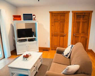 Cozy Lake Michigan Cottage Winter Retreat - Muskegon - Living room